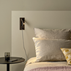 Fuse 3 USB C, sänglampa vid en säng.