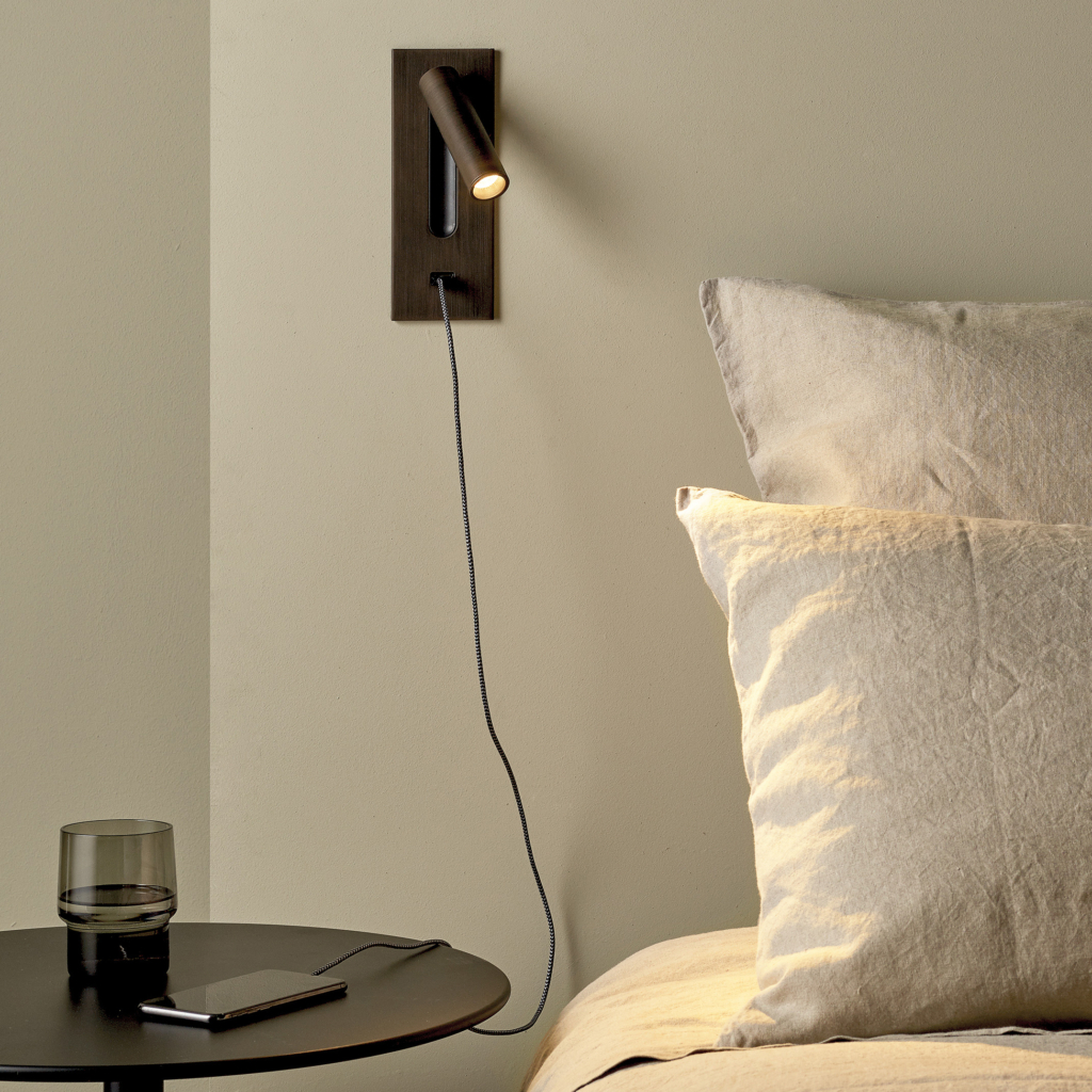 Fuse 3 USB C, sänglampa vid en säng.