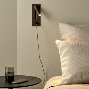 Fuse 3 USB C, sänglampa vid en säng.