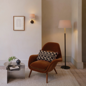 Club Floor, golvlampa med skärm bakom en fåtölj.