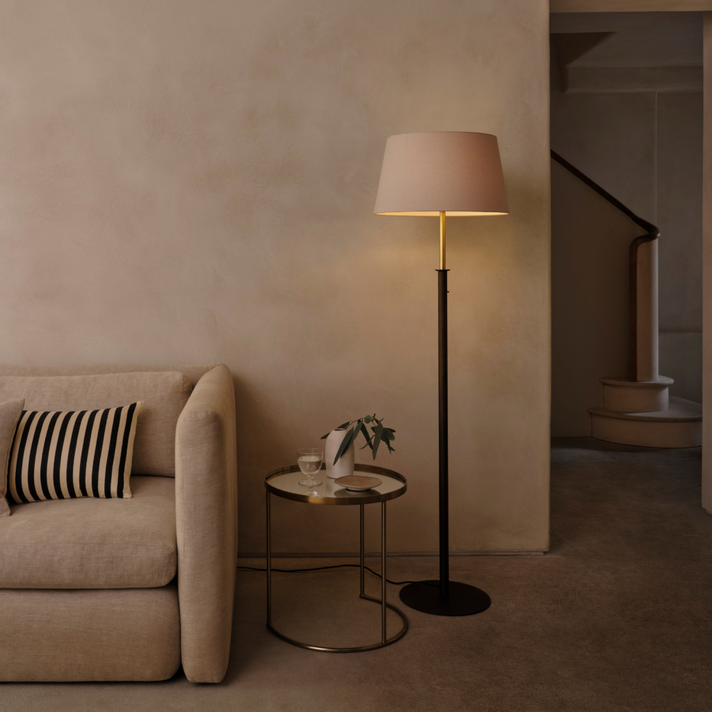 Club Floor, golvlampa med skärm vid en soffa.