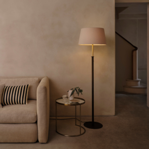 Club Floor, golvlampa med skärm vid en soffa.