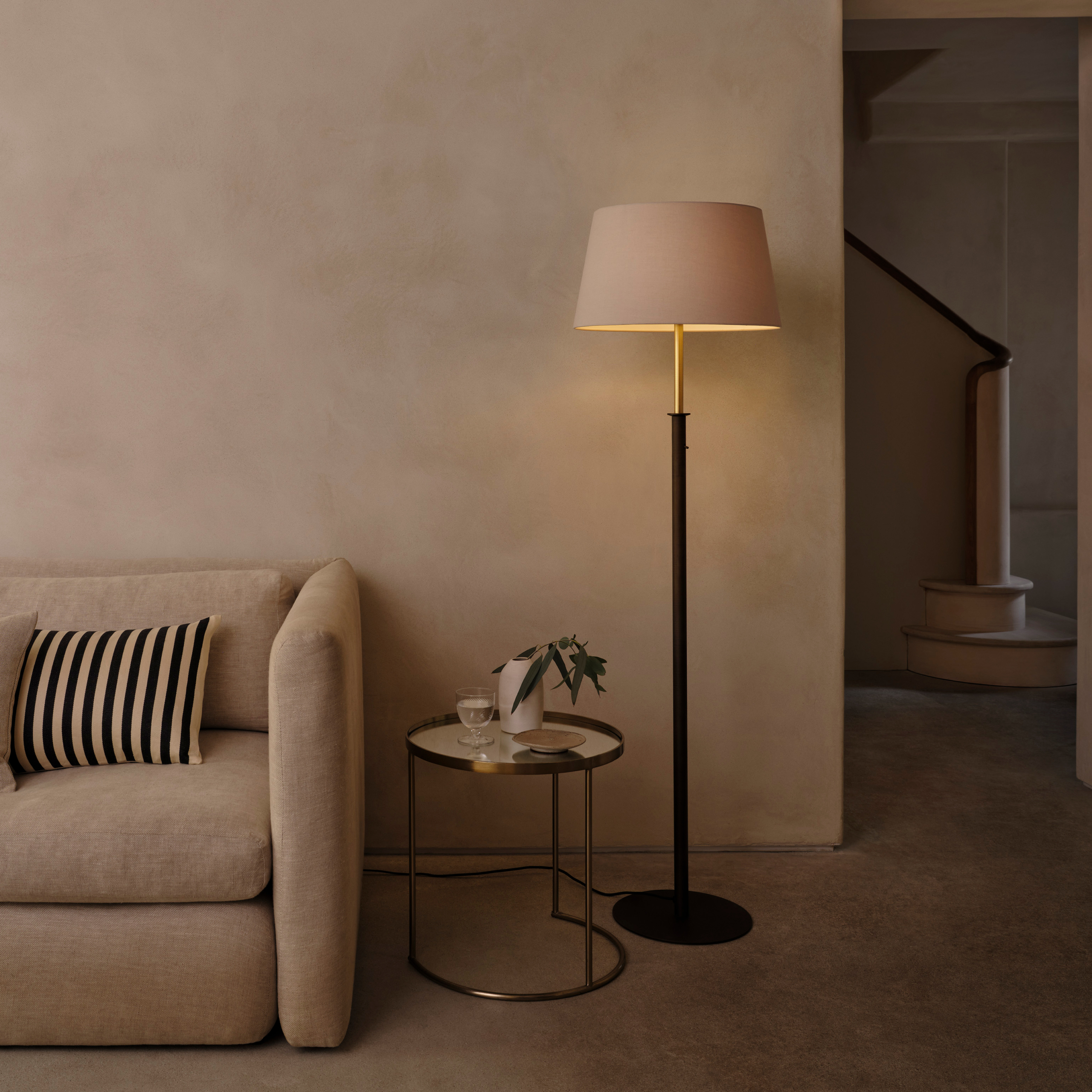 Club Floor, golvlampa med skärm vid en soffa.