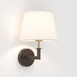 Club Wall vägglampa med lampskärm som sitter på en vägg.