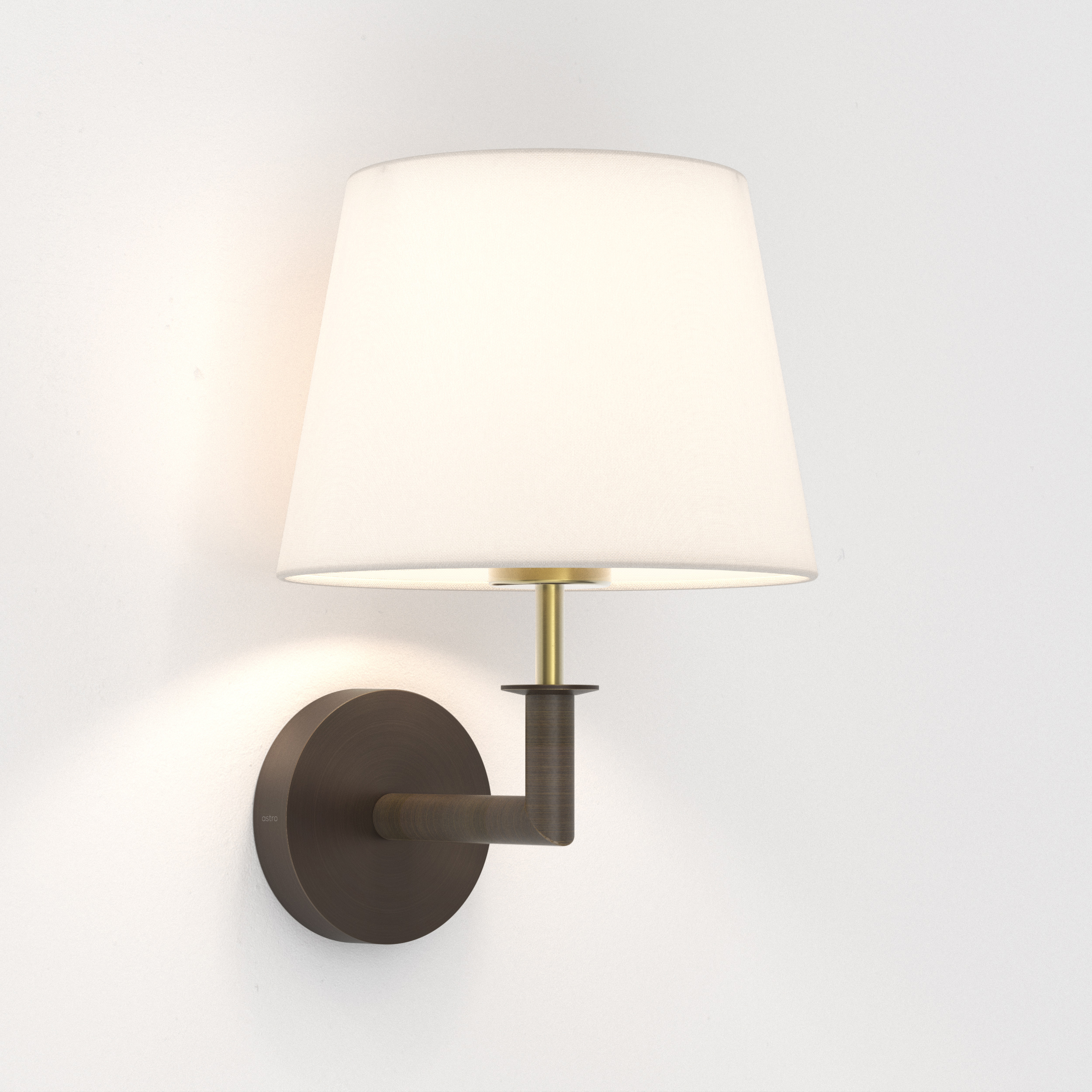 Club Wall vägglampa med lampskärm som sitter på en vägg.