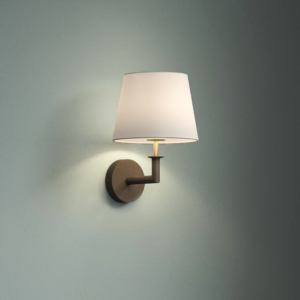 Club Wall vägglampa med lampskärm som sitter på en vägg.
