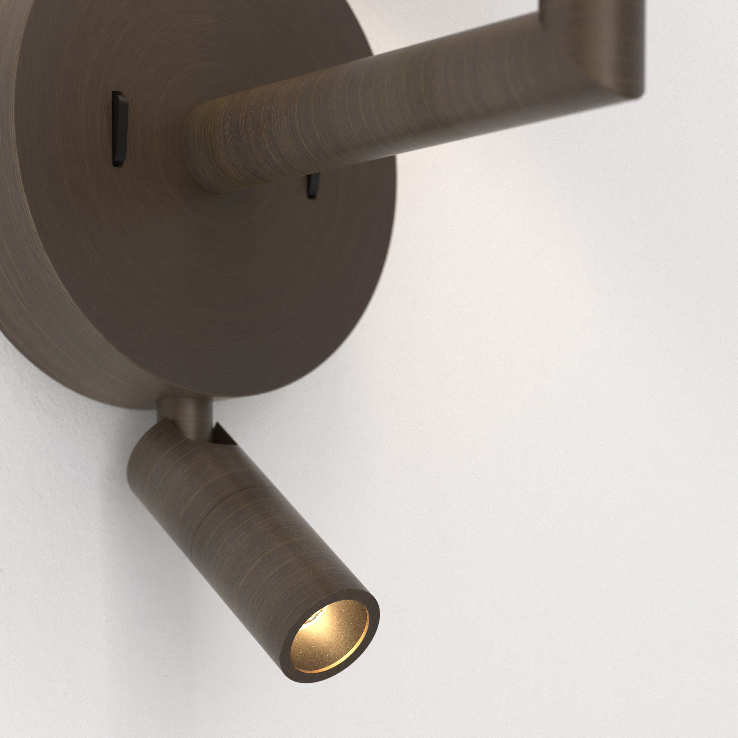 Club Reader, läslampa med skärm på en vägg. närbild på läslampan.