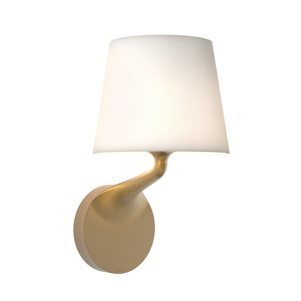 Frilagd produktbild på vägglampa Millie från Astro i antik mässing.