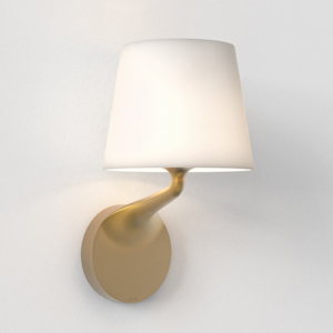 Frilagd produktbild på vägglampa Millie från Astro i antik mässing.