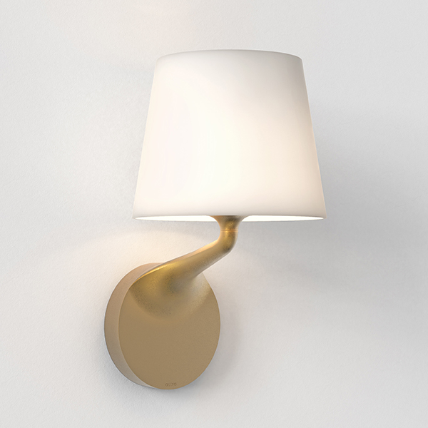 Frilagd produktbild på vägglampa Millie från Astro i antik mässing.