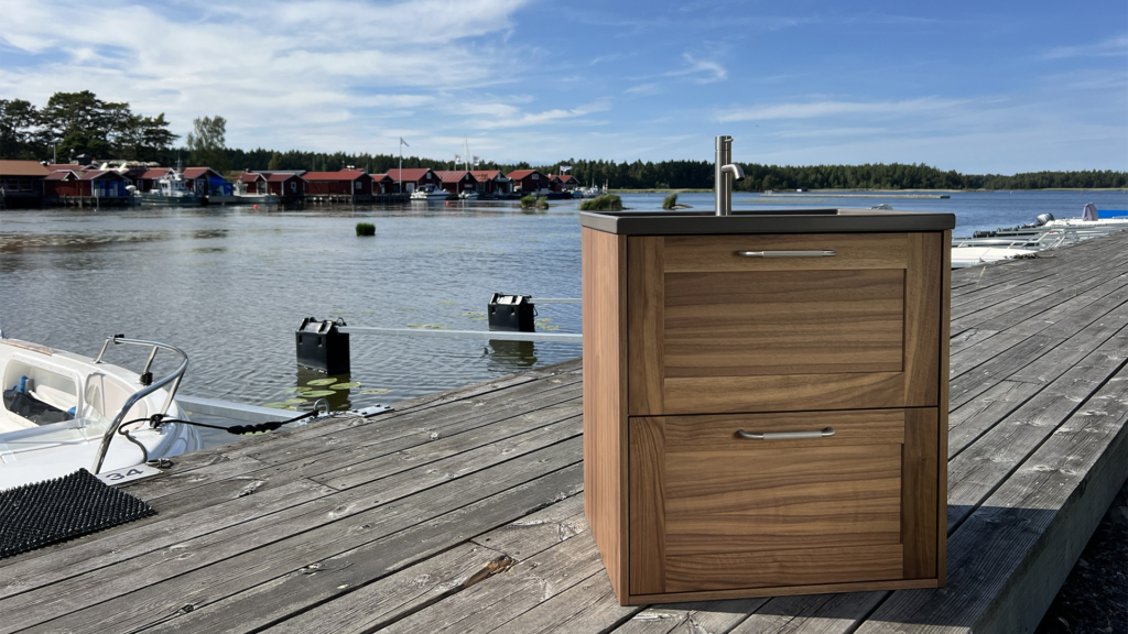 Tvättställ placerad på en brygga med Vänern i bakgrunden