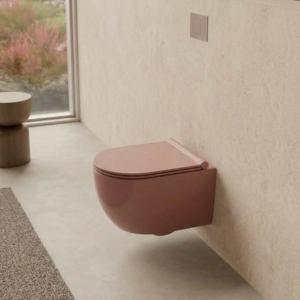 En toalettskål på kakelvägg i ett badrum.