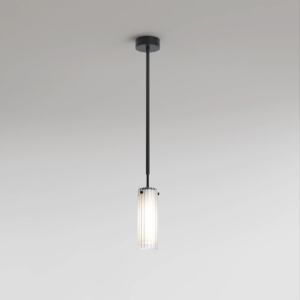 Pendlande lampa Ottavino Pendant med ett räfflat frostat glas i färgen matt svart.