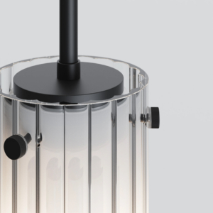 Närbild på pendlande lampa Ottavino Pendant med ett räfflat frostat glas i färgen matt svart.