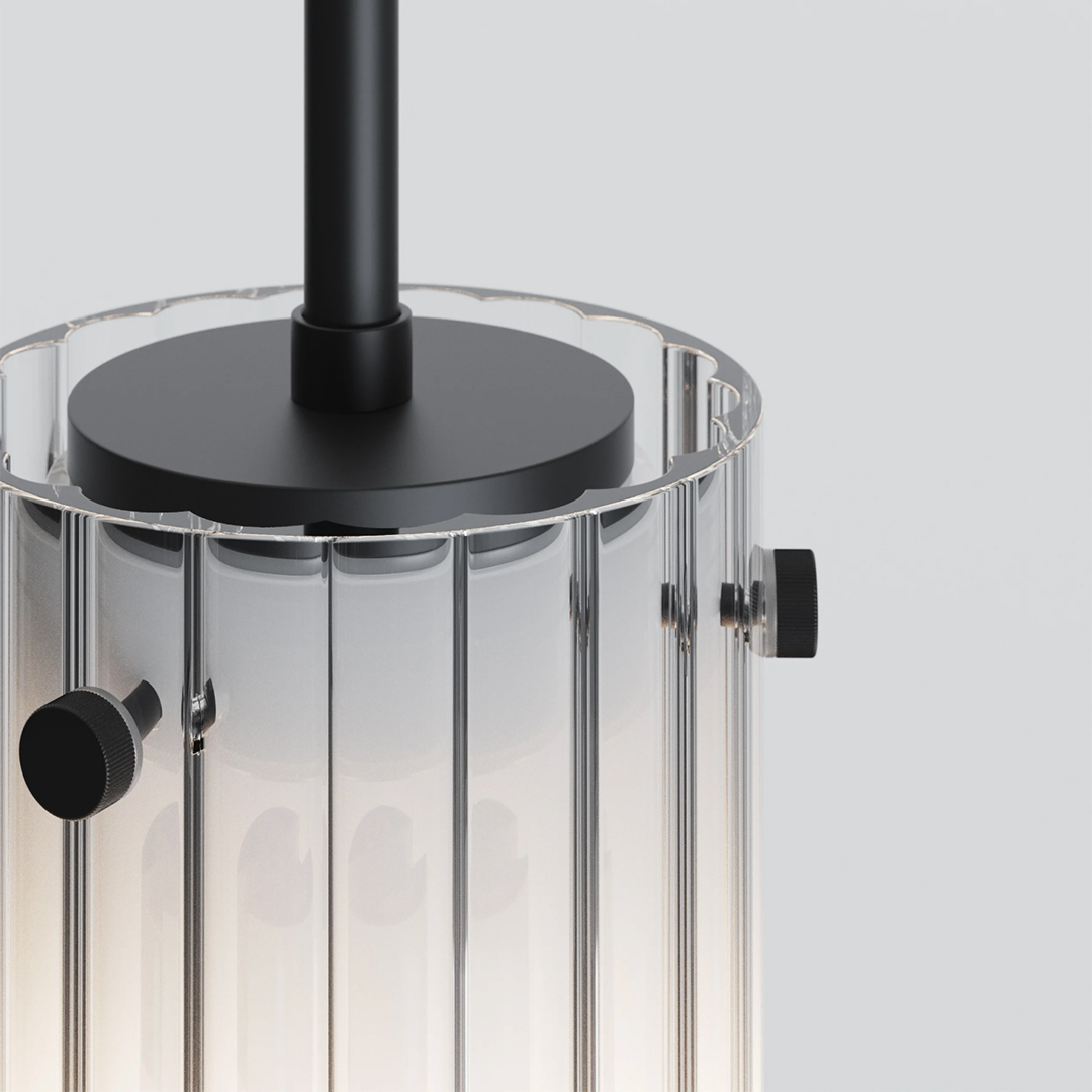 Närbild på pendlande lampa Ottavino Pendant med ett räfflat frostat glas i färgen matt svart.