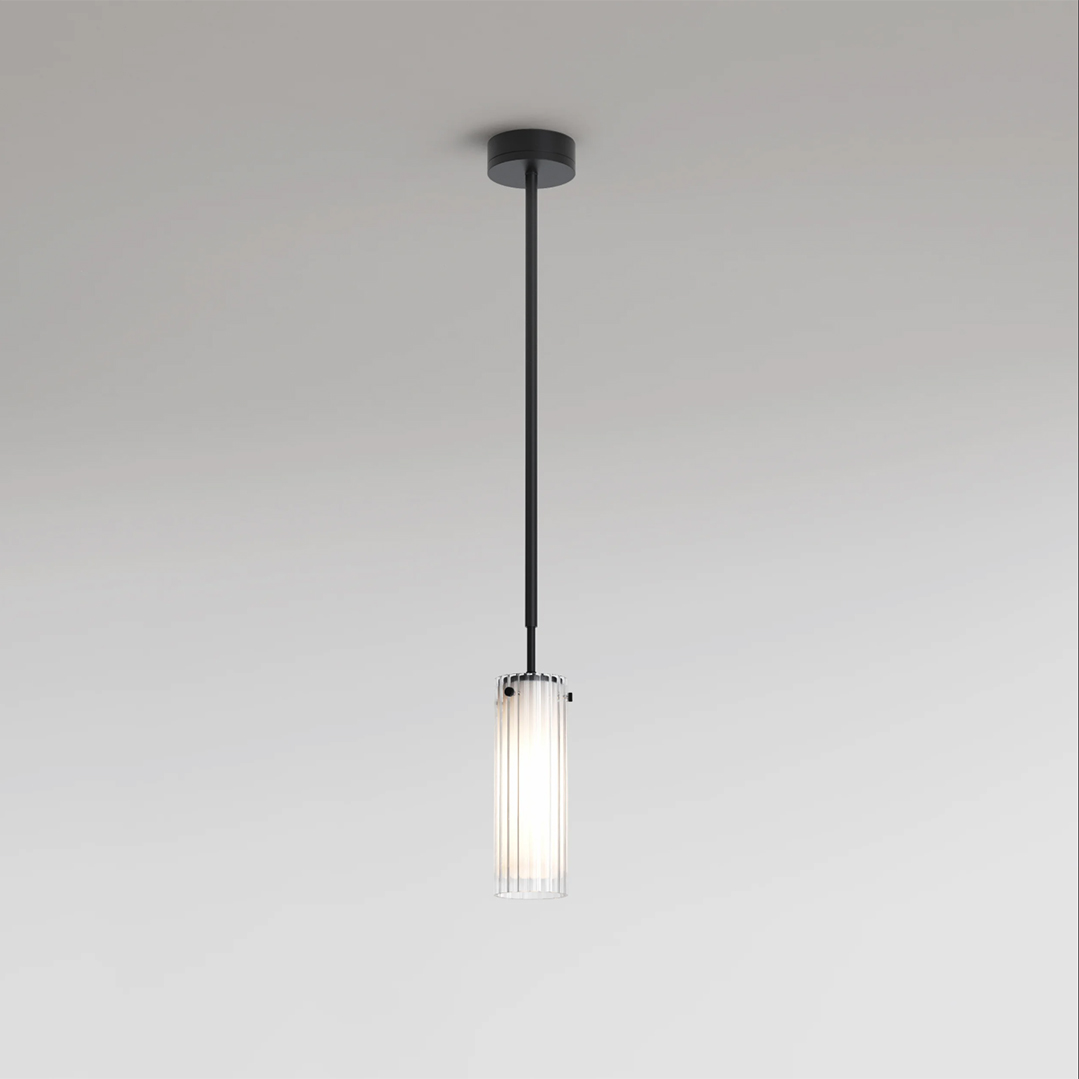 Pendlande lampa Ottavino Pendant med ett räfflat frostat glas i färgen matt svart.