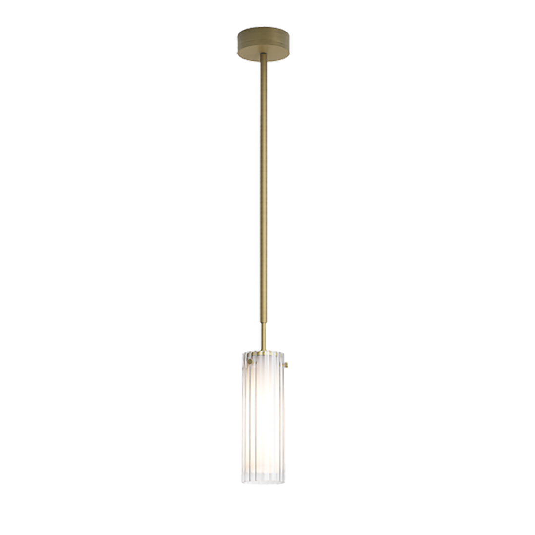 Närbild på pendlande lampa Ottavino Pendant med ett räfflat frostat glas i färgen matt borstad mässing.