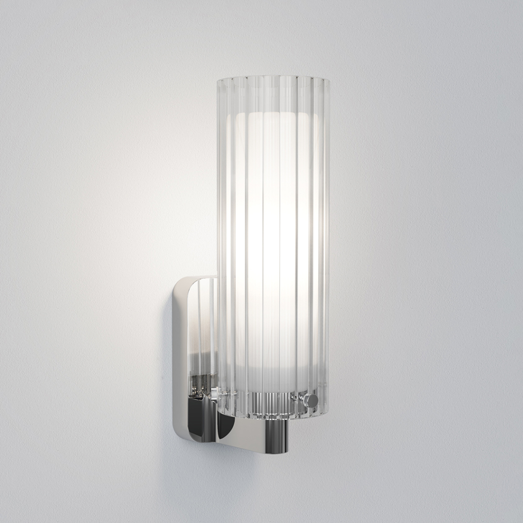 Modern vägglampa i krom och glas