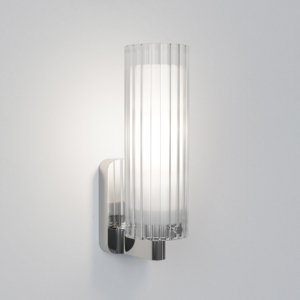 Modern vägglampa i krom och glas