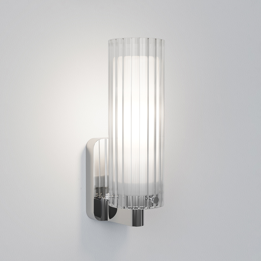 Modern vägglampa i krom och glas