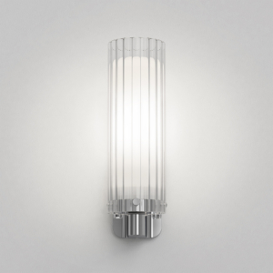 Modern vägglampa i krom och glas