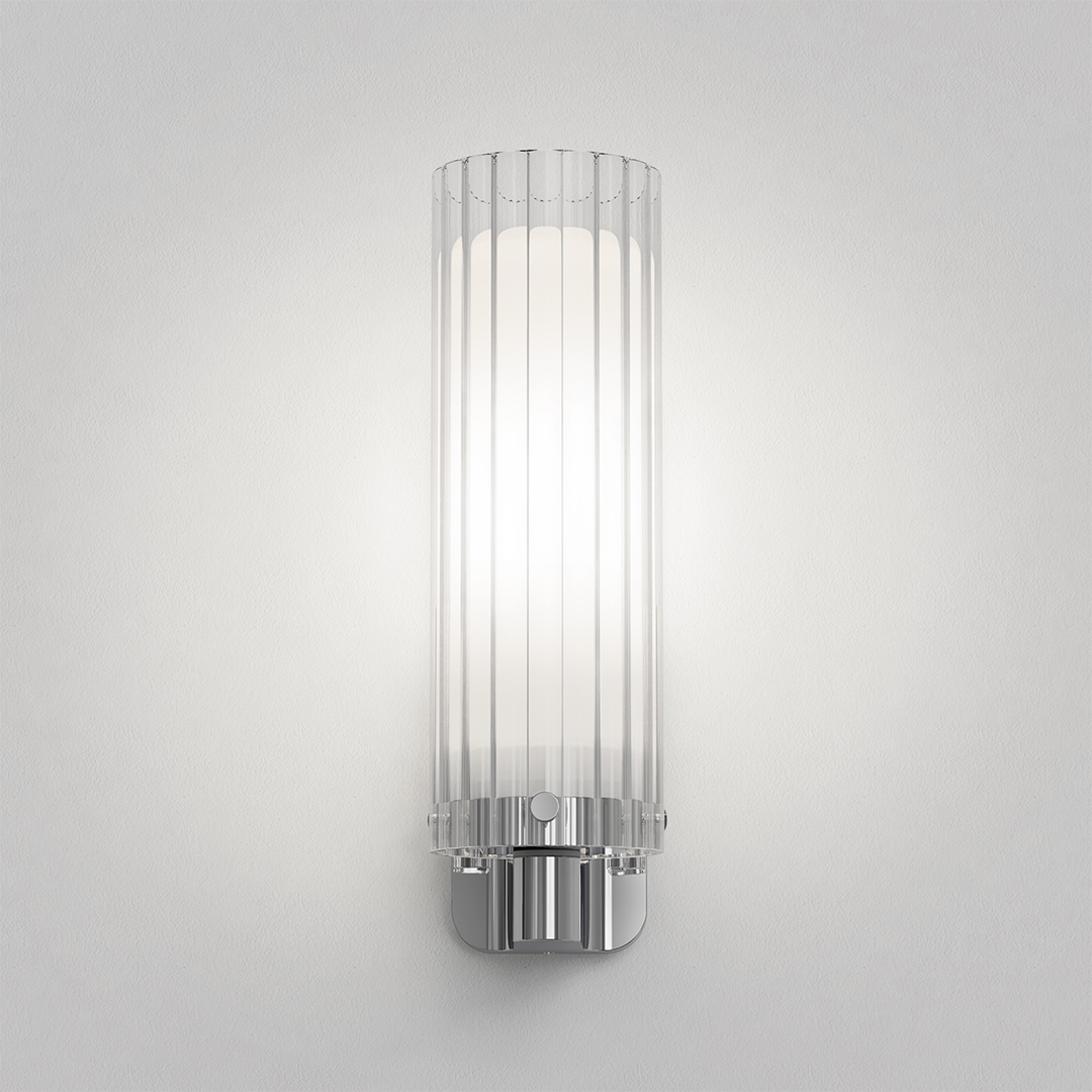 Modern vägglampa i krom och glas